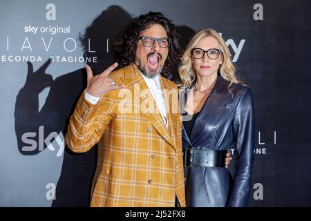 MILAN, ITALIE - 07 AVRIL : Alessandro Borghese et Wilma Oliverio assistent à la première saison de la série télévisée "Diavoli" à l'Odéon spatial le 07 avril, Banque D'Images