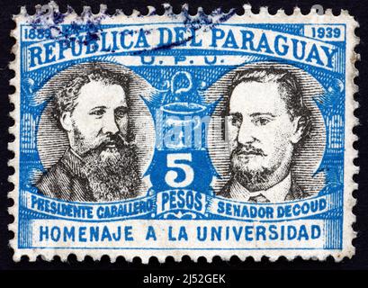 PARAGUAY - VERS 1939: Un timbre imprimé au Paraguay montre le Président Bernardino Caballero et le sénateur Jose Seguundo Decoud, 50th anniversaire des trouvés Banque D'Images