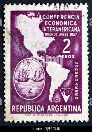 ARGENTINE - VERS 1957: Un timbre imprimé en Argentine montre la carte des Amériques et des armes de Buenos Aires, Conférence économique interaméricaine à Buenos Aires Banque D'Images