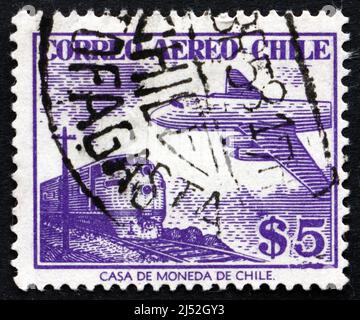 CHILI - VERS 1956: Un timbre imprimé au Chili montre train et avion, vers 1956 Banque D'Images