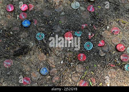 RIO DE JANEIRO, BRÉSIL - 27 NOVEMBRE 2021 : capsules de bouteilles de bière écrasées au sol Banque D'Images