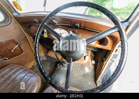Volant et intérieur d'un Hillman Minx 1938 Banque D'Images