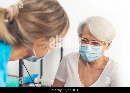 femme médecin donnant des conseils à sa femme senior patient moyen de proximité hôpital concept de soins de santé . Photo de haute qualité Banque D'Images