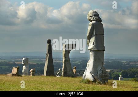 Quelques-unes des 133 statues érigées dans la vallée des saints à Carnoët, Bretagne. Le projet est inachevé et aura 1000 statues à la fin Banque D'Images