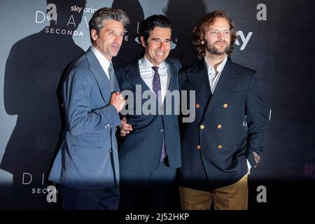 MILAN, ITALIE - AVRIL 07 : Patrick Dempsey, Guido Maria Brera et Alessandro Borghi assistent à la première deuxième saison de la série télévisée "Diavoli" à l'espace O. Banque D'Images