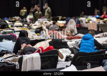 Varsovie, Pologne. 19th avril 2022. Les demandeurs d'asile se reposent au centre d'accueil des réfugiés de Global Expo à Varsovie. Selon les estimations du HCR, l'agence des Nations unies pour les réfugiés, cinq millions d'Ukrainiens sont partis depuis que la Russie a envahi l'Ukraine le 24th février. Près de trois millions de personnes ont franchi la frontière polonaise depuis l'Ukraine. À Varsovie, des milliers de personnes sont encore à l'abri dans le centre d'accueil de l'exposition mondiale pour les réfugiés - l'un des nombreux et deuxième plus grands abris pour réfugiés dans la capitale. (Photo par Attila Husejnow/SOPA Images/Sipa USA) crédit: SIPA USA/Alay Live News Banque D'Images