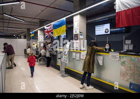 Varsovie, Pologne. 19th avril 2022. La salle de réception est visible au centre d'accueil des réfugiés Global Expo de Varsovie. Selon les estimations du HCR, l'agence des Nations unies pour les réfugiés, cinq millions d'Ukrainiens sont partis depuis que la Russie a envahi l'Ukraine le 24th février. Près de trois millions de personnes ont franchi la frontière polonaise depuis l'Ukraine. À Varsovie, des milliers de personnes sont encore à l'abri dans le centre d'accueil de l'exposition mondiale pour les réfugiés - l'un des nombreux et deuxième plus grands abris pour réfugiés dans la capitale. (Photo par Attila Husejnow/SOPA Images/Sipa USA) crédit: SIPA USA/Alay Live News Banque D'Images