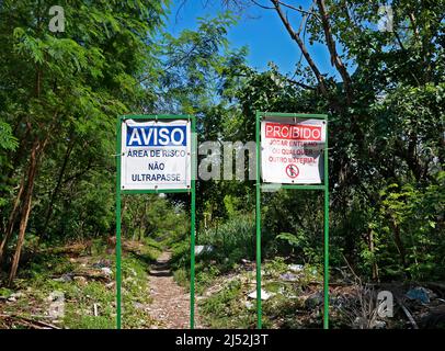 RIO DE JANEIRO, BRÉSIL - 30 NOVEMBRE 2019: Signes d'avertissement en portugais qui dit: Tenir à l'extérieur, zone à risque, pas d'intrusion (à gauche) et interdit de jeter r Banque D'Images