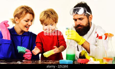 Temps de nettoyage. La famille est propre ensemble. Mère et père enseigner à petit fils nettoie dans la maison. Banque D'Images