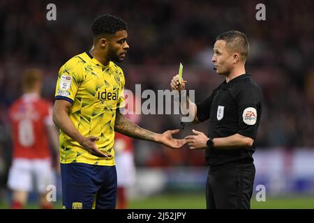 NOTTINGHAM, ROYAUME-UNI. AVR 18th Referee, David Webb montre une carte jaune pour le comportement non sportif à Darnell Furlong de West Bromwich Albion lors du match de championnat Sky Bet entre Nottingham Forest et West Bromwich Albion au City Ground, Nottingham, le lundi 18th avril 2022. (Credit: Jon Hobley | MI News) Credit: MI News & Sport /Alay Live News Banque D'Images