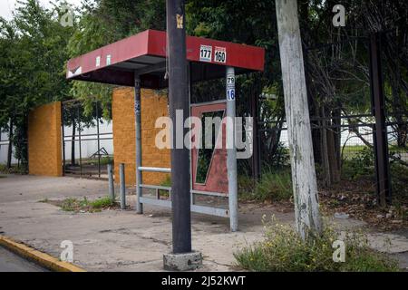 Arrêt de bus négligé dans la banlieue de Buenos Aires Banque D'Images