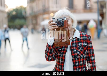 Une femme âgée très occupée se baladant dans la ville Banque D'Images
