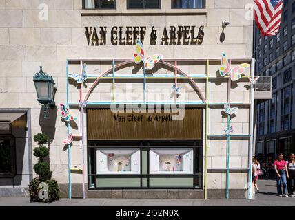 Van Cleef et Arpels, une société française de bijoux de luxe, Fifth Avenue, New York, NY, Etats-Unis. Banque D'Images