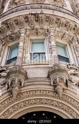 Les appartements de luxe de l'Alwyn court, revêtus d'ornements en terre cuite élaborés dans le style Renaissance française Francis I, Midtown Manhattan Banque D'Images