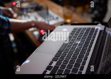 En Coupe de platines DJ et un ordinateur portable Banque D'Images