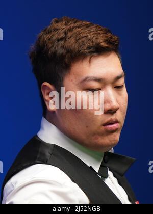 Yan Bingtao pendant son match contre Chris Wakelin au cours du quatrième jour des Championnats du monde de Snooker de Betfred au Crucible, Sheffield. Date de la photo: Mardi 19 avril 2022. Banque D'Images