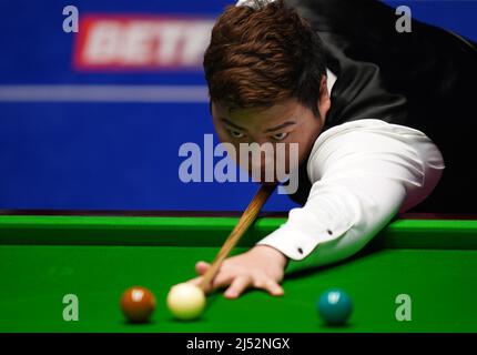 Yan Bingtao pendant son match contre Chris Wakelin au cours du quatrième jour des Championnats du monde de Snooker de Betfred au Crucible, Sheffield. Date de la photo: Mardi 19 avril 2022. Banque D'Images