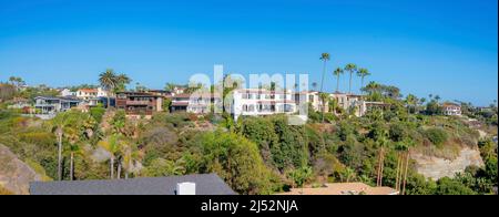 Maisons à plusieurs étages au sommet d'une montagne à San Clemente, Orange County, Californie Banque D'Images