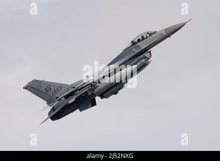 F-16cm avion Faucon de combat de l'escadron de combat 510th connu sous le nom de « Buzzards » d'Aviano, en Italie, en déploiement à la RAF Lakenheath pour l'entraînement Banque D'Images