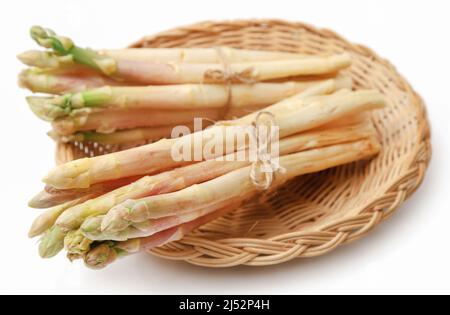 Asperges blanches allemandes sur blanc Banque D'Images