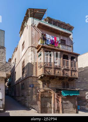 Fenêtre d'oriel de style de l'époque Mamluk avec grille en bois entrelacée - Mashrabiya, sur un mur extérieur de merde, dans 1890 bâtiment résidentiel historique connu sous le nom de Sokkar House, quartier de Bab Al Wazir, vieux Caire, Egypte Banque D'Images