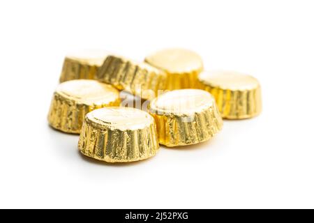 Pralines au chocolat emballées. Bonbons au chocolat isolés sur fond blanc. Banque D'Images