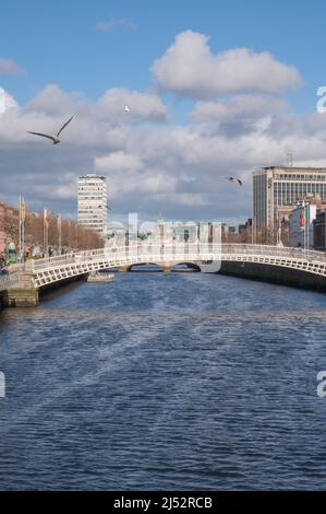 Dublin - Die Ha’penny Bridge ist eine 43 m lange, knapp 3,7 m breite Fußgängerbrücke aus dem Jahr 1816, die im Zentrum der irischen Hauptstadt Banque D'Images