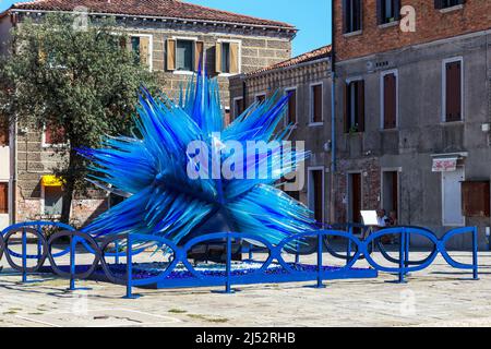 VENISE, ITALIE - 9 SEPTEMBRE 2018: C'est un monument inhabituel Comet de verre (Cometa di Vetro), irisé avec toutes les nuances d'azur (maître verre bloo Banque D'Images