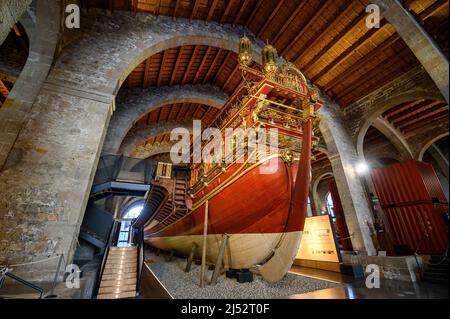 Barcelone, Espagne. Royal Galley navire dans le Musée maritime, construit dans les Drassanes Reals en 1568 Banque D'Images