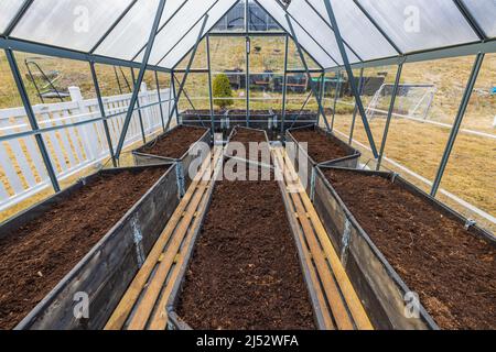 Belle vue de l'intérieur de la serre préparée pour la plantation de légumes au début du printemps. Suède. Banque D'Images