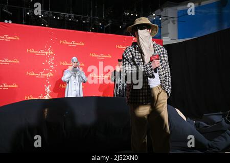 Benito Antonio Martínez Ocasio, plus connu sous le nom de Bad Bunny, est l'auteur-compositeur et producteur latin, qui dévoile ses deux nouvelles figures de cire à Madame Tussauds Banque D'Images