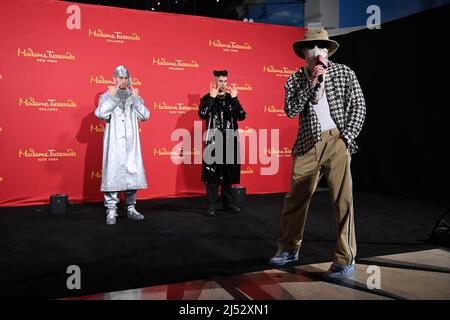 Benito Antonio Martínez Ocasio, plus connu sous le nom de Bad Bunny, est l'auteur-compositeur et producteur latin, qui dévoile ses deux nouvelles figures de cire à Madame Tussauds Banque D'Images