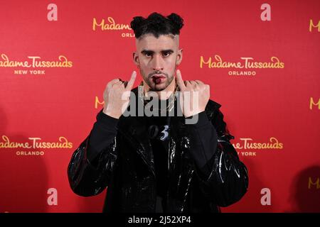 Benito Antonio Martínez Ocasio, plus connu sous le nom de Bad Bunny, est l'auteur-compositeur et producteur latin, qui dévoile ses deux nouvelles figures de cire à Madame Tussauds Banque D'Images