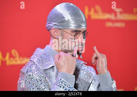 Benito Antonio Martínez Ocasio, plus connu sous le nom de Bad Bunny, est l'auteur-compositeur et producteur latin, qui dévoile ses deux nouvelles figures de cire à Madame Tussauds Banque D'Images