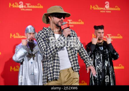 Benito Antonio Martínez Ocasio, plus connu sous le nom de Bad Bunny, est l'auteur-compositeur et producteur latin, qui dévoile ses deux nouvelles figures de cire à Madame Tussauds Banque D'Images