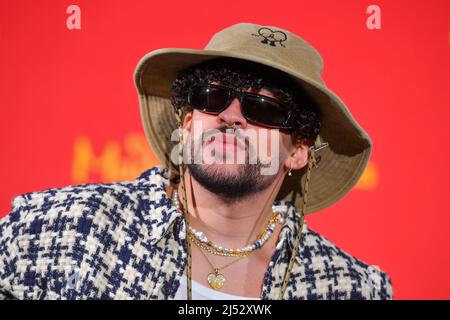 Benito Antonio Martínez Ocasio, plus connu sous le nom de Bad Bunny, est l'auteur-compositeur et producteur latin, qui dévoile ses deux nouvelles figures de cire à Madame Tussauds Banque D'Images