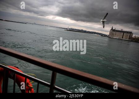 Istanbul, Turquie. 19th avril 2022. La gare de Haydarpasa et la péninsule historique ont formé une belle vue depuis le balcon des lignes de ferry de la ville. (Credit image: © Onur Dogman/SOPA Images via ZUMA Press Wire) Banque D'Images