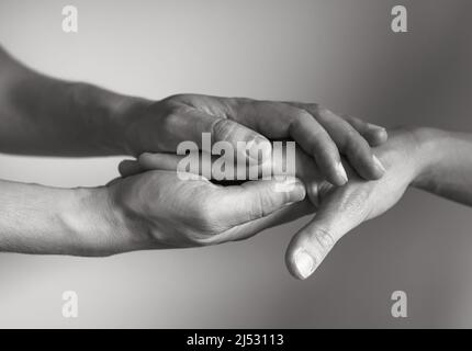 Main tenant une autre main. Les gens s'aidant et se réconfortant les uns les autres concept. Banque D'Images