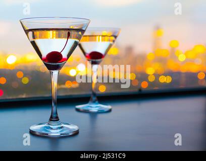 Deux boissons martini et vue sur les lumières de la ville Banque D'Images