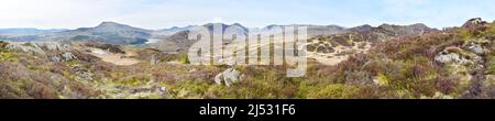 Grand panorama de la campagne à Snowdonia, pays de Galles, Royaume-Uni. Le fond inclut le mont Snowdon, y Lliwedd, Crib y Ddysgl, Crib Goch et Glyder Fawr. Banque D'Images