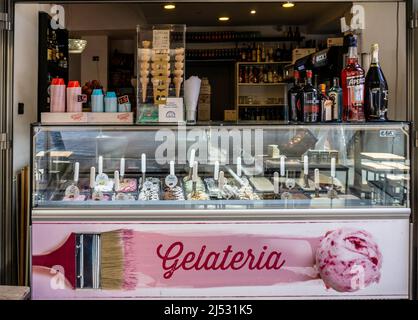 Un comptoir Gelateria/glace dans un restaurant de Palerme, Sicile, Italie. Banque D'Images