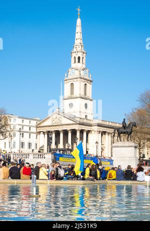 Des manifestants se tiennent à Londres avec un rassemblement de manifestation en Ukraine, dans le centre de Londres, pour protester contre l'invasion russe de l'Ukraine par le président Vladimir Poutine. Banque D'Images