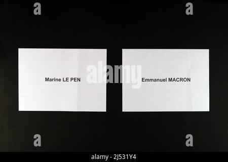 Deux bulletins de vote. Macron contre LePen, élections présidentielles en France. Choix à faire dans le secret du stand de vote. ARRIÈRE-PLAN NOIR. Banque D'Images