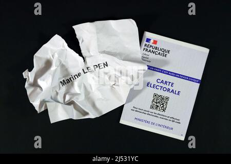 Vote pour Marine LE PEN avec carte de vote française, échec, refus de voter pour l'extrême droite. Élection présidentielle 2022. Marine LePen... Macron v Banque D'Images