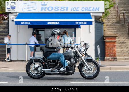 Harley-Davidson Bobber motards arrivant pour le rassemblement de motos Southend Shakedown 2022 à Southend on Sea, Essex, Royaume-Uni. Star américaine Banque D'Images