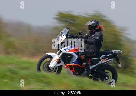 Un motocycliste à bord d'une moto KTM Super Adventure R se dirigeant vers le Squires Bikers Cafe à Sherburn à Elmet, dans le North Yorkshire, au Royaume-Uni Banque D'Images