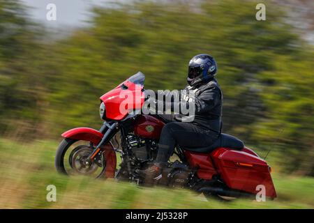 Un motocycliste à bord d'une moto Harley Davidson avec 114 moteurs se dirigeant vers le Squires Bikers Cafe à Sherburn à Elmet, dans le Yorkshire du Nord, au Royaume-Uni Banque D'Images