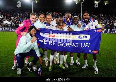 Les joueurs de Fulham célèbrent la promotion à la Premier League lors du match du championnat Sky Bet à Craven Cottage, Londres. Date de la photo: Mardi 19 avril 2022. Banque D'Images