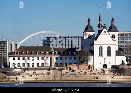 Kennedyufer à Cologne Deutz, sur le Rhin, Alt St. Heribert église, arche de la Lanxess Arena, Cologne, NRW, Allemagne, Banque D'Images