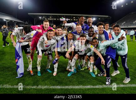 Les joueurs de Fulham célèbrent la promotion à la Premier League après le match du championnat Sky Bet à Craven Cottage, Londres. Date de la photo: Mardi 19 avril 2022. Banque D'Images